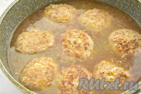 В отдельной ёмкости соединяем 400 миллилитров воды, томатную пасту, соль, можно добавить любимые специи, перемешиваем получившийся томатный соус. Получившимся соусом заливаем обжаренные ленивые голубцы. Соус должен практически полностью покрыть голубцы, если необходимо, добавьте ещё немного воды.