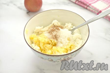 Пока тесто "отдыхает", приготовим творожно-яблочную начинку для блинов. Творог можно взять любой жирности. Если творог крупинчатый, можно протереть его через сито или пробить блендером. В отдельную миску перекладываем творог, разминаем его вилкой.&nbsp;Яблоко очищаем от кожуры, натираем на крупной тёрке, не задев семенную коробочку. В миску с творогом добавляем натёртое яблоко, сахар и молотую корицу.