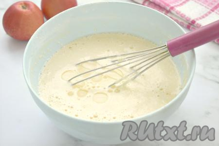 В блинное тесто вливаем растительное масло и хорошо его вмешиваем венчиком. Отставляем тесто "отдохнуть" при комнатной температуре на 10-15 минут, чтобы клейковина муки набухла.