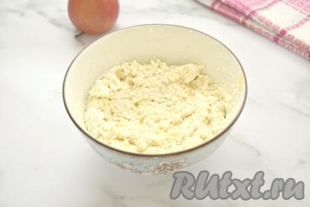 Перемешиваем творог с яблоком, сахаром и начинка для фарширования блинов готова.