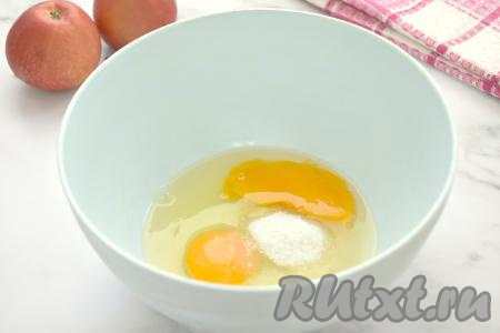 В объёмную миску вбиваем сырые яйца, всыпаем сахар и соль, взбиваем венчиком&nbsp;до однородности (ориентировочно в течение 2 минут, яичная смесь должна посветлеть и немного увеличиться в объёме).