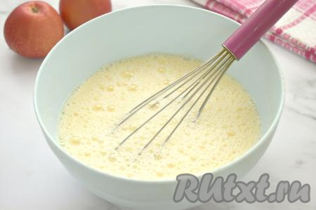 В яичную смесь вливаем молоко, перемешиваем венчиком.