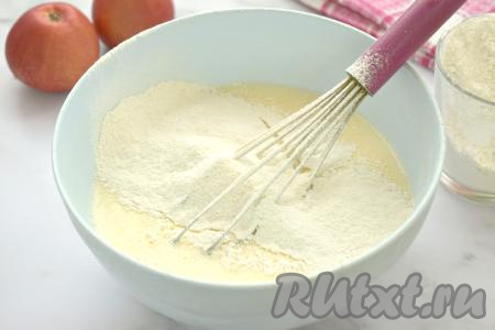 В получившуюся смесь в 3-4 захода просеиваем пшеничную муку, каждый раз хорошо вмешивая муку в блинное тесто венчиком. Тесто должно получиться не очень жидким, похожим на нежирный кефир. Муки может потребоваться чуть больше или меньше, чем указано в ингредиентах. Я советую, добавляя понемногу муку и полностью вмешивая её, контролировать консистенцию теста. Как только добились нужной густоты, значит больше муку не подсыпайте.