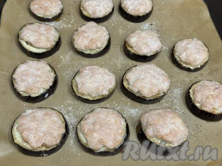 Кружочки баклажанов с фаршем запекать&nbsp;в разогретой до 200 градусов духовке в течение 15 минут.