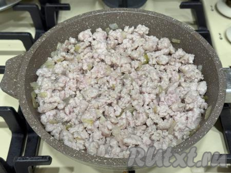 Жарить фарш с луком на среднем огне в течение 15 минут, достаточно часто разбивая комочки мяса. Убрать с огня, дать остыть.