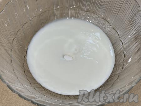 Пока остывает фарш, влить кефир в глубокую миску, всыпать соду, перемешать столовой ложкой и оставить на 5 минут. Кефир вступит в реакцию с содой, покроется пузырьками и увеличится в объёме.