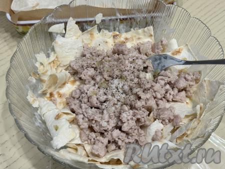 Перемешать лаваш с кефиром, затем добавить фарш, посолить и поперчить по вкусу.