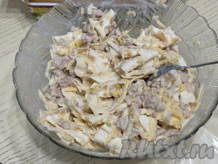 Перемешать лаваш с фаршем и сыром.