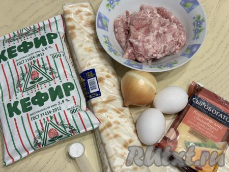 Подготовить продукты для приготовления пирога из рваного лаваша с фаршем в духовке. Мясной фарш можно использовать любой, я взяла фарш из свинины. Лаваш можно использовать как свежий, так и подсохший.