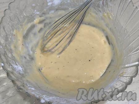  Кляр должен получиться однородным, в меру густым. Если необходимо, добавьте ещё 0,5-1 столовую ложку молока, добиваясь нужной густоты кляра.&nbsp;