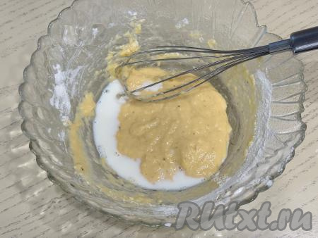 В кляр влить 1 столовую ложку молока, перемешать венчиком.&nbsp;