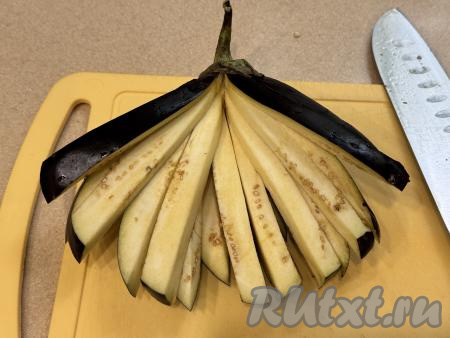 Аккуратно расправить веер из баклажана. Аналогично подготовить ещё 2 веера из баклажана. Посолить каждый веер из баклажана. Оставить овощи на разделочной доске минут на 10-15, чтобы баклажаны просолились и из них вышла горечь.&nbsp;