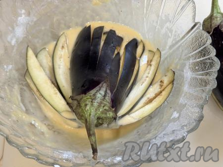 Обмакнуть вначале один баклажан в получившийся кляр с двух сторон. Все брусочки баклажана должны быть покрыты кляром.&nbsp;