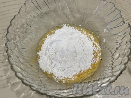 Всыпать муку в миску, перемешать кляр венчиком до однородности.&nbsp;