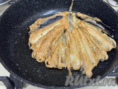 Жарить баклажан в кляре на среднем огне до подрумянивания&nbsp;с двух сторон (мне на обжаривание баклажана до румяности с двух сторон потребовались минут 15).&nbsp;