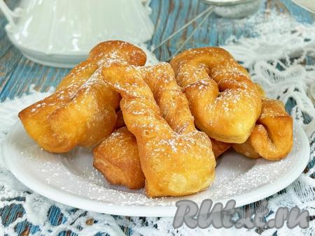 Мягкий и пышный хворост на кефире с содой