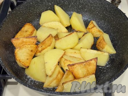 Жарить картошку на достаточно сильном огне до золотистого цвета со всех сторон. Не нужно часто перемешивать, пусть края картошки покроются золотистой корочкой.