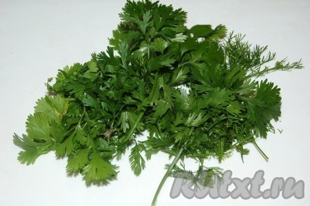 Подготовить кинзу. Вымыть ее и обсушить.