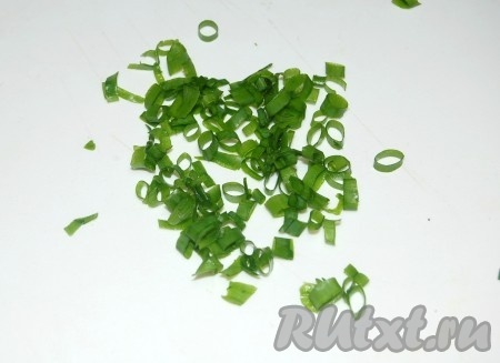 Зеленый лук мелко нарезать.