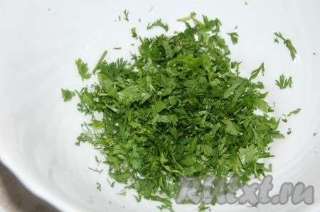 Кинзу мелко нарезать и сложить в миску.