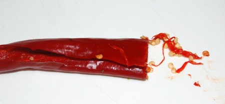 У острого перца вытащить внутренние перегородки и семечки, мелко нарезать.