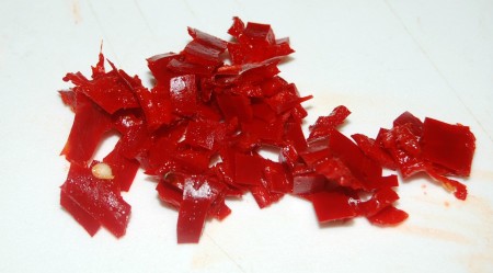 У острого перца вытащить внутренние перегородки и семечки, мелко нарезать.