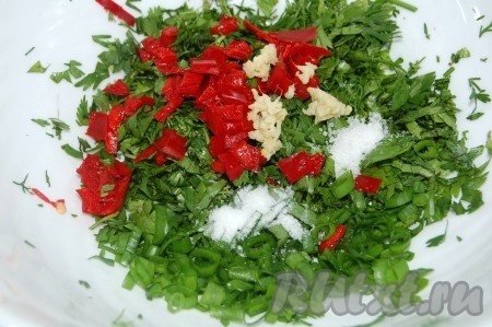 Мелко нарезанный острый перец, натертый имбирь, соль, сахар  добавить  в миску с кинзой и зеленым луком.