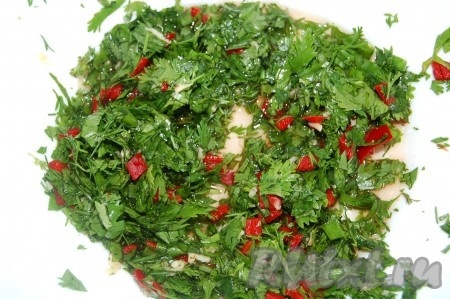 Добавить лимонный сок, воду. Перемешать. 