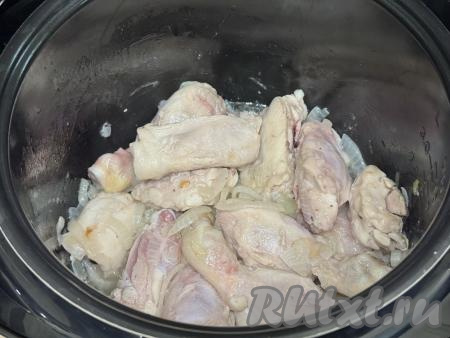 Обжарить курицу с луком в течение 5 минут (до изменения цвета мяса со всех сторон). В процессе обжаривания кусочки мяса нужно будет 1-2 раза перевернуть с одной стороны на другую.