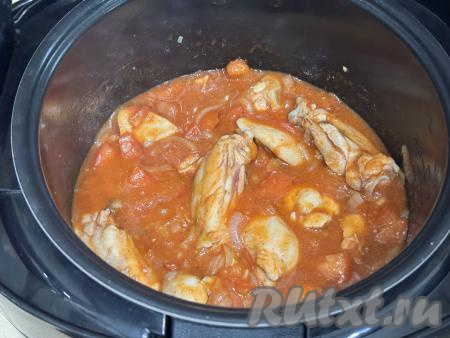В процессе тушения курицы в томатном соусе перемешивать блюдо не нужно. После звукового сигнала, сообщающего об окончании режима "Тушение", открыть крышку мультиварки, наше блюдо готово.&nbsp;