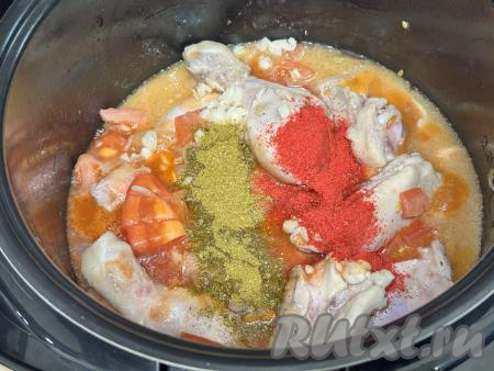 Всыпать соль и специи (в качестве специй я добавила 1 чайную ложку паприки и 1 чайную ложку&nbsp;хмели-сунели), перемешать, закрыть крышку мультиварки. Выставить режим "Тушение" на 1 час.&nbsp;