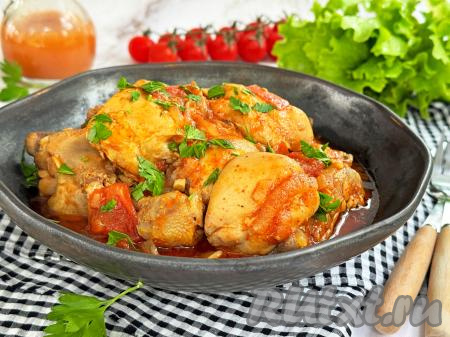 Разложить кусочки курицы вместе с томатным соусом из чаши мультиварки по тарелкам и в горячем виде подать к столу, дополнив вашим любимым гарниром.&nbsp;