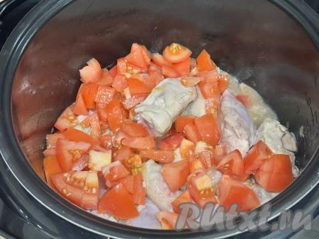 Помидор, по желанию, очистить от кожицы, нарезать на небольшие кубики, выложить к курице, обжаренной с луком, перемешать, обжаривать до окончания режима "Жарка". Если будете готовить без помидоров, тогда просто обжаривайте курицу с луком до окончания режима "Жарка".&nbsp;