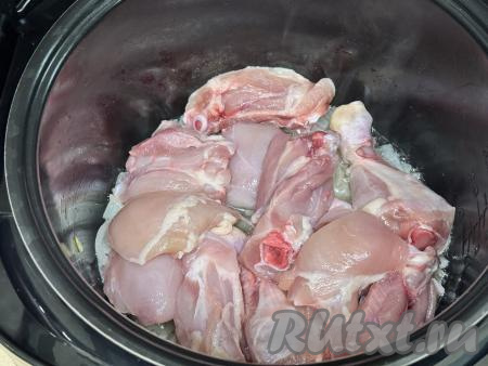 В чашу с обжаренным луком выложить кусочки курицы.&nbsp;