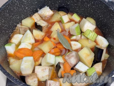 Добавить лавровый лист, перемешать овощи. Довести соус до кипения, уменьшить огонь, тушить картошку с кабачками и баклажанами под крышкой на небольшом огне 25 минут. В течение этот время овощное рагу нужно 2-3 раза перемешать.