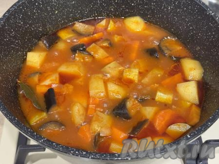 Снять готовое овощное рагу с огня и оставить настояться под крышкой в течение 10 минут.