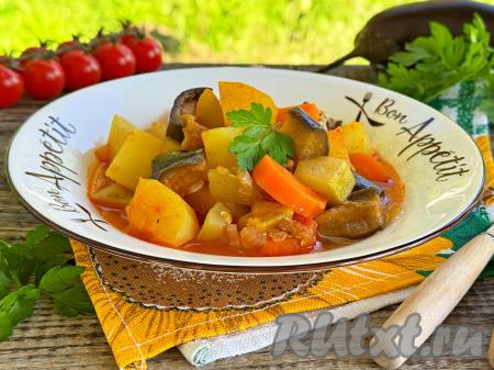 Разложить картошку, тушёную с кабачками и баклажанами, по тарелкам и в горячем виде подать сочное, вкусное, аппетитное и сытное блюдо&nbsp;к столу.&nbsp;