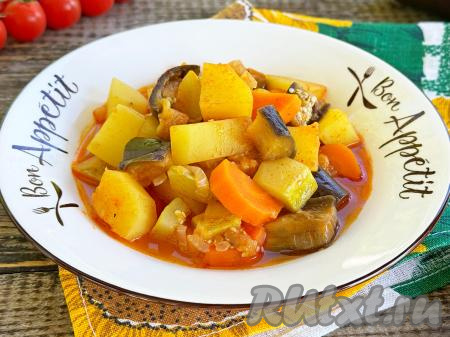 Картошка, тушёная с кабачками и баклажанами