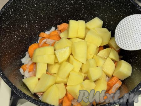 Далее добавить картофель, нарезанный на средние дольки, перемешать, обжарить в течение 5 минут, иногда перемешивая.