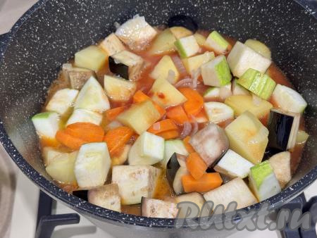 Влить томатный соус в сковороду (или в кастрюлю) с овощами.