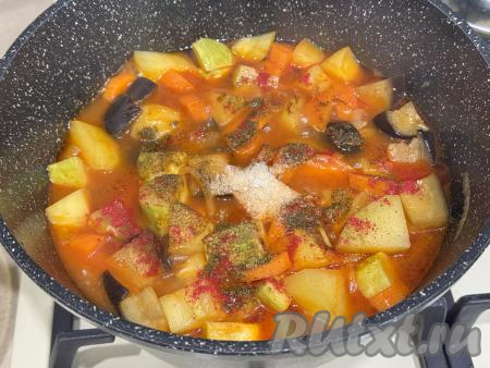 Затем посолить овощи, приправить любимыми специями, перемешать и готовить под крышкой 5-10 минут (до готовности). Готовность блюда определяем по картошке и моркови, они должны стать достаточно мягкими, легко прокалываться ножом.&nbsp;