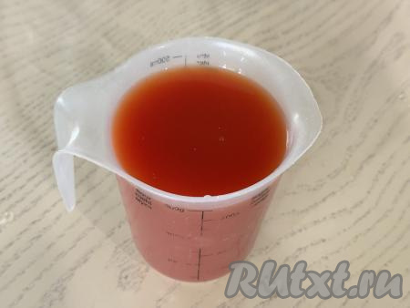 В отдельной ёмкости соединить томатную пасту и 450 миллилитров воды, перемешать получившийся томатный соус.&nbsp;