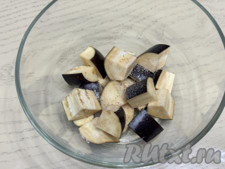 Выложить дольки баклажанов в миску, всыпать соль, перемешать.&nbsp;