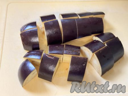 Баклажаны нарезать на дольки с размером сторон примерно 2 сантиметра на 2 сантиметра.&nbsp;