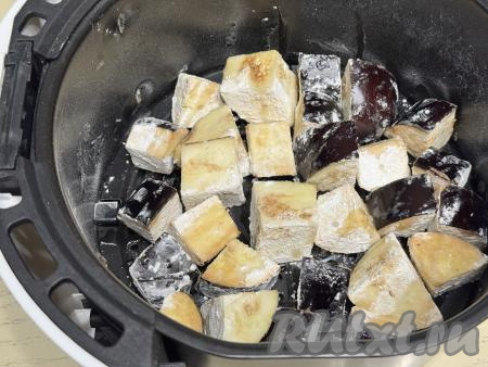 Сбрызнуть маслом баклажаны.&nbsp;

