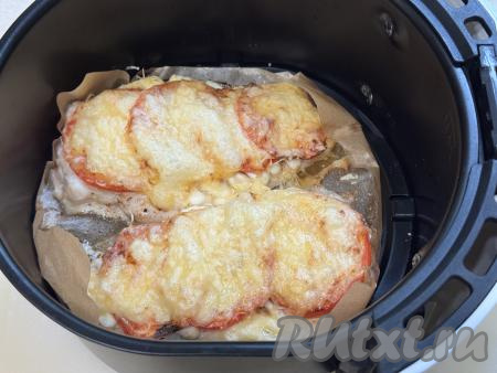 Выставить температурный режим аэрогриля на 160 градусов, время - 20-25 минут. Закрыть крышку аэрогриля.