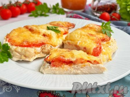 Чтобы проверить готовность мяса, запечённого в аэрогриле, можно разрезать одну отбивную, если разрез без розовых вкраплений, значит мясо готово. Я предпочитаю подавать такие отбивные в горячем виде, сыр и помидор очень хорошо дополняют нежнейшее куриное филе.