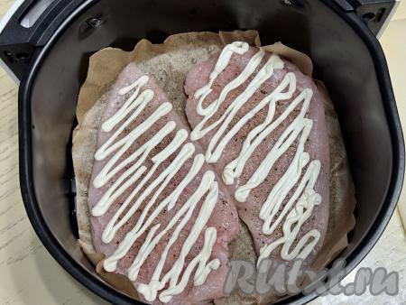 Нанести на отбивные сеточку из майонеза.