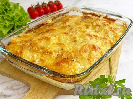 Форму с готовым блюдом достать из духовки. Картошку по-французски с курицей, покрытую аппетитной корочкой из сыра, нарезать на кусочки и в горячем виде подать нежное, сочное, очень вкусное блюдо к столу.