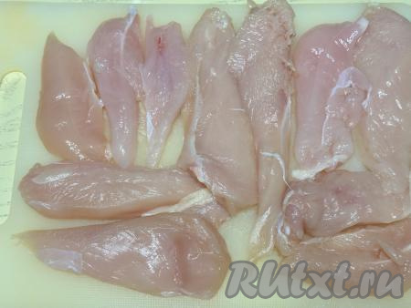 Куриное филе нарезать на плоские кусочки толщиной примерно 5 миллиметров.&nbsp;